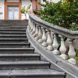 Ritorniamo ora davanti alla scalinata per salire gli alti gradini e fare ingresso cos� all�interno della villa